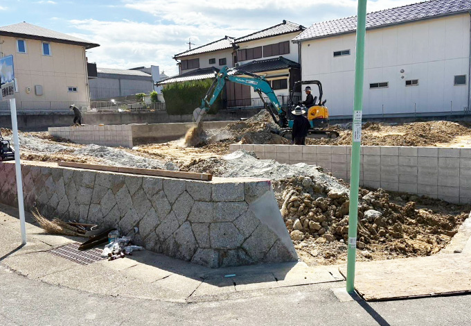 住宅2区画をアスファルト舗装の駐車場へ