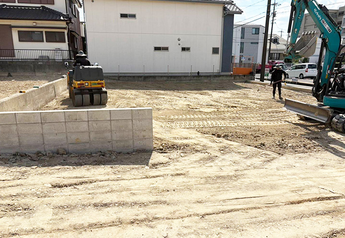 住宅2区画をアスファルト舗装の駐車場へ