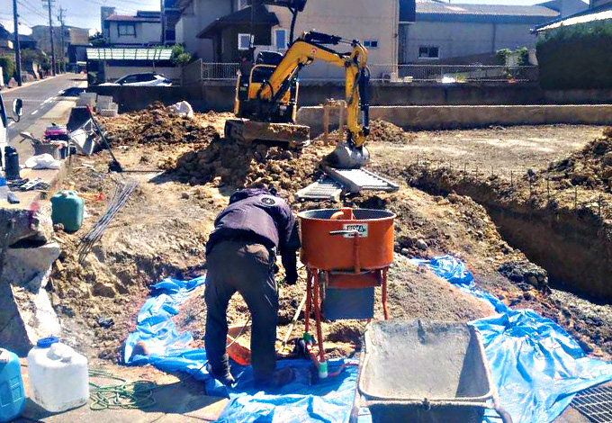 住宅2区画をアスファルト舗装の駐車場へ