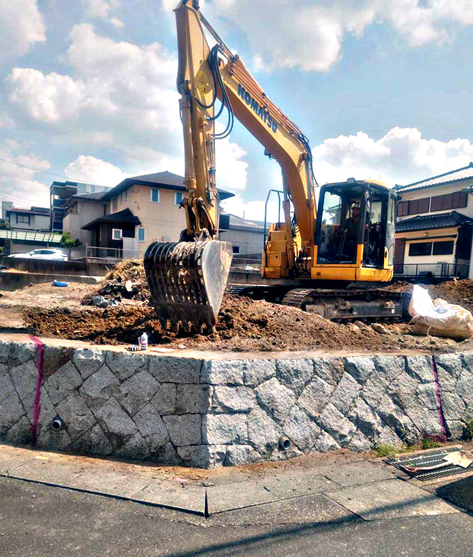 住宅2区画をアスファルト舗装の駐車場へ