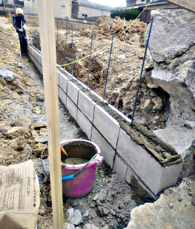 住宅2区画をアスファルト舗装の駐車場へ