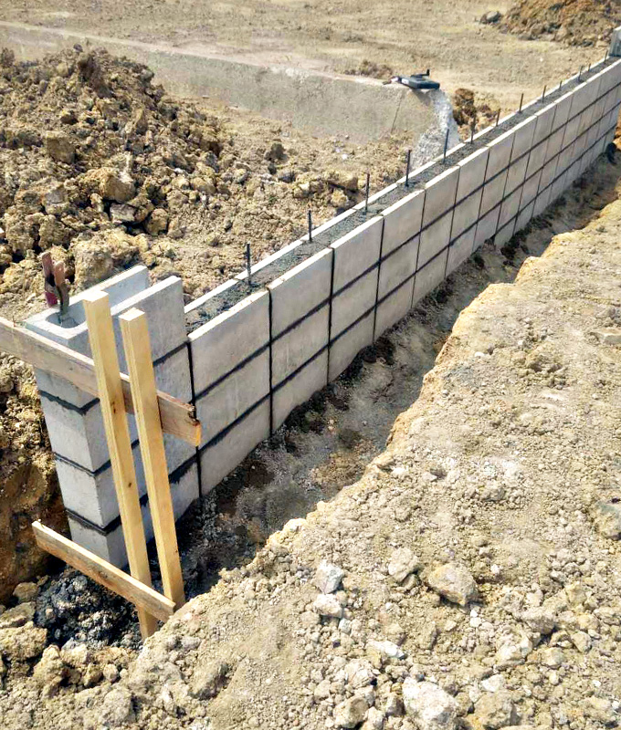 住宅2区画をアスファルト舗装の駐車場へ