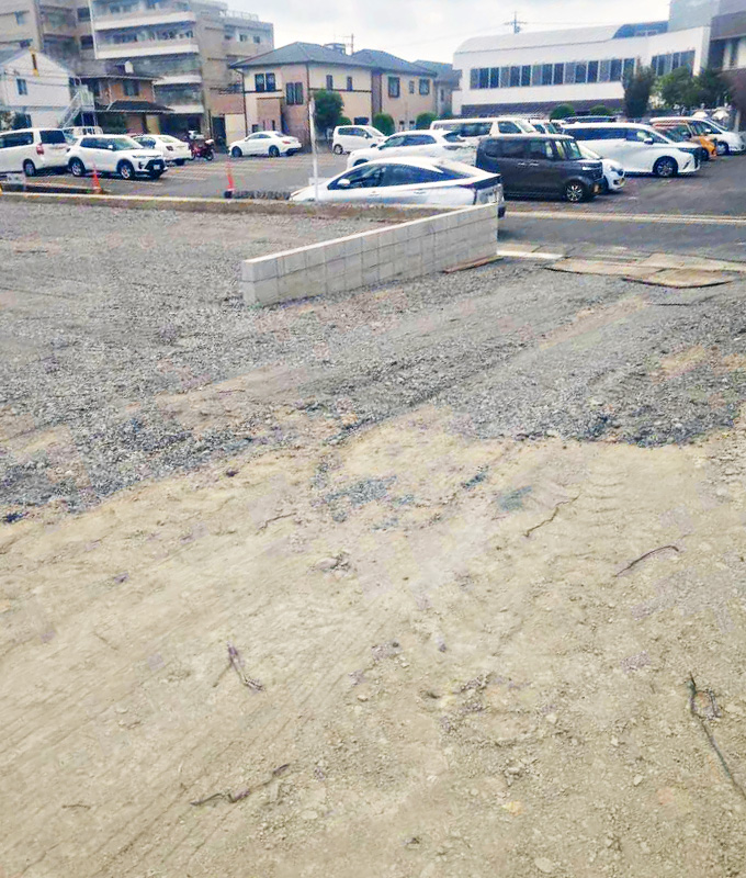 住宅2区画をアスファルト舗装の駐車場へ