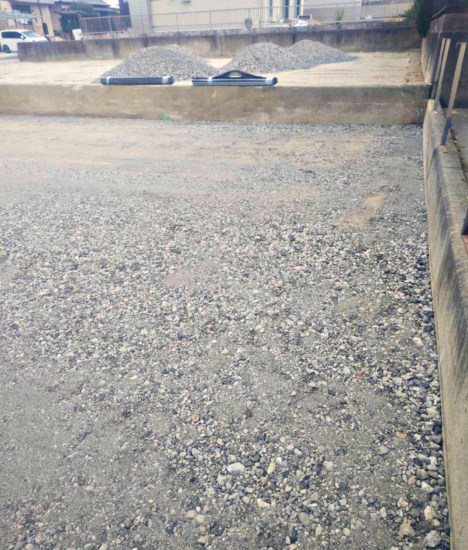 住宅2区画をアスファルト舗装の駐車場へ