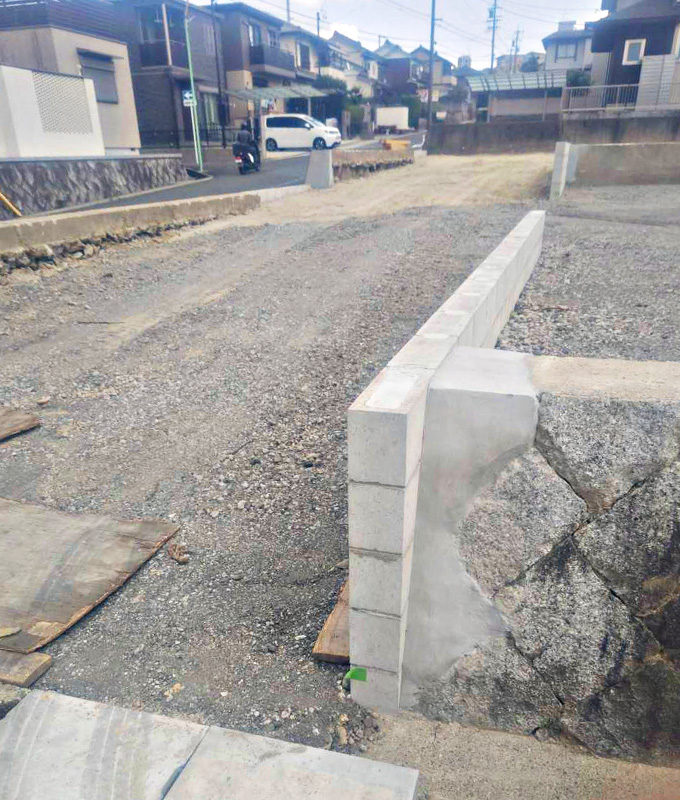 住宅2区画をアスファルト舗装の駐車場へ