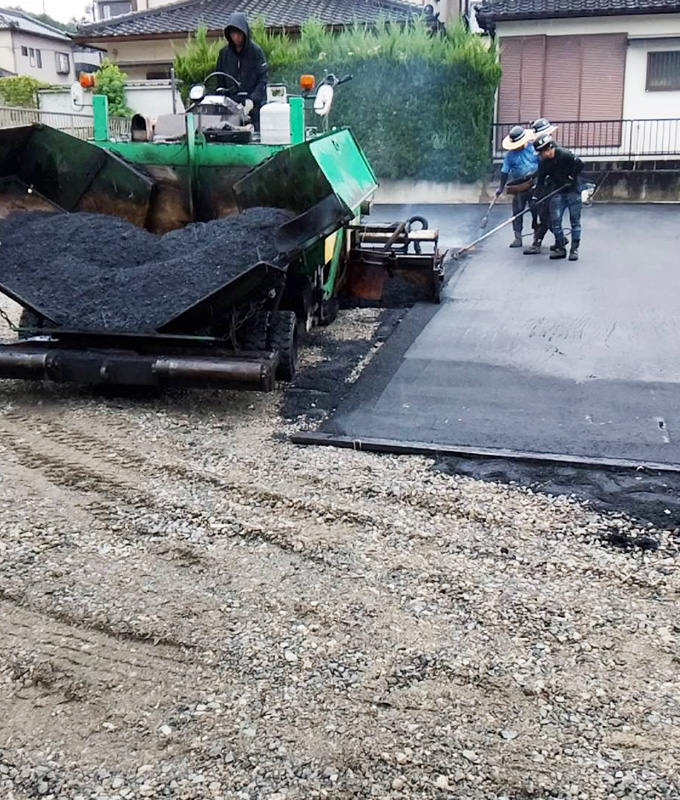住宅2区画をアスファルト舗装の駐車場へ