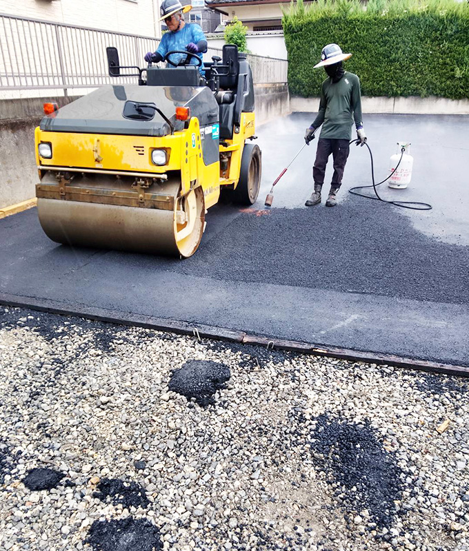 住宅2区画をアスファルト舗装の駐車場へ