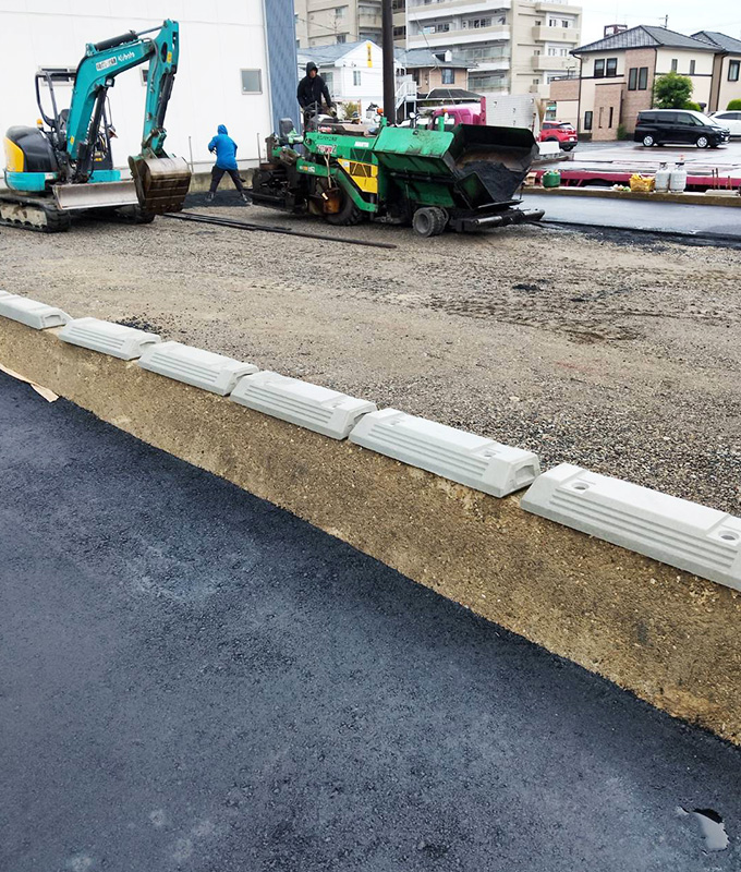 住宅2区画をアスファルト舗装の駐車場へ