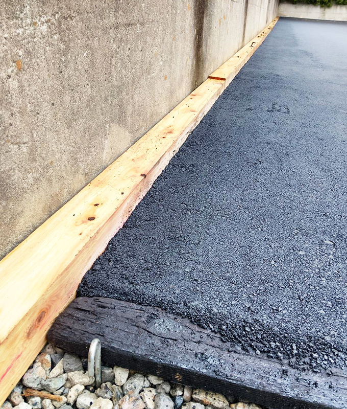 住宅2区画をアスファルト舗装の駐車場へ