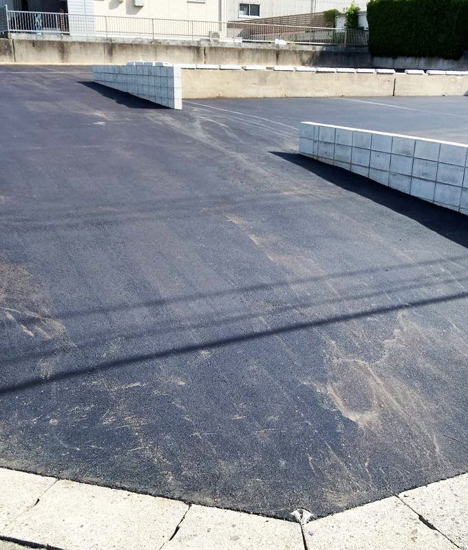 住宅2区画をアスファルト舗装の駐車場へ