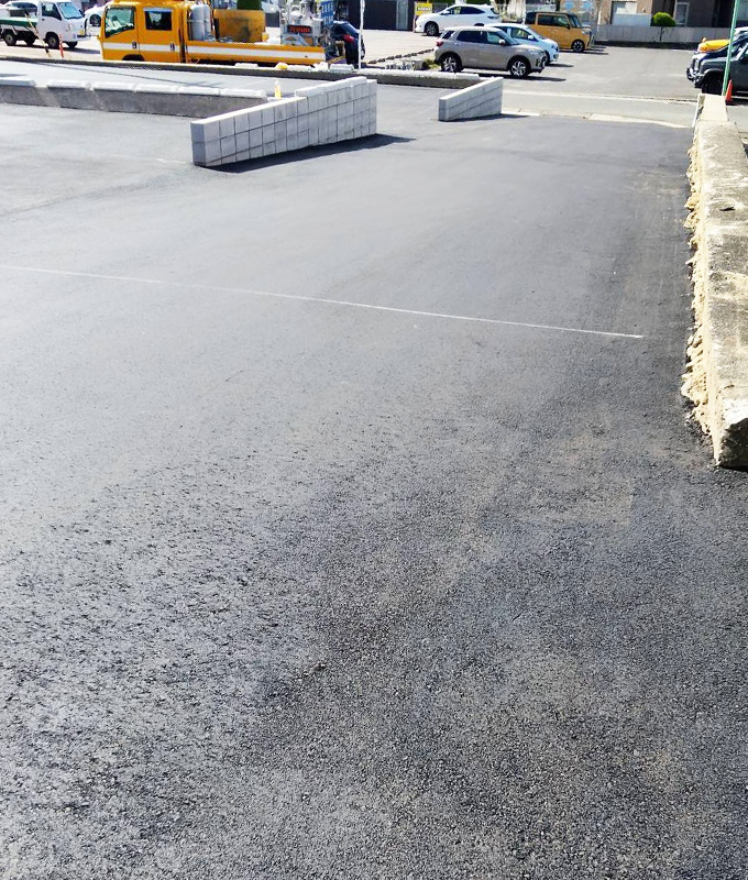 住宅2区画をアスファルト舗装の駐車場へ