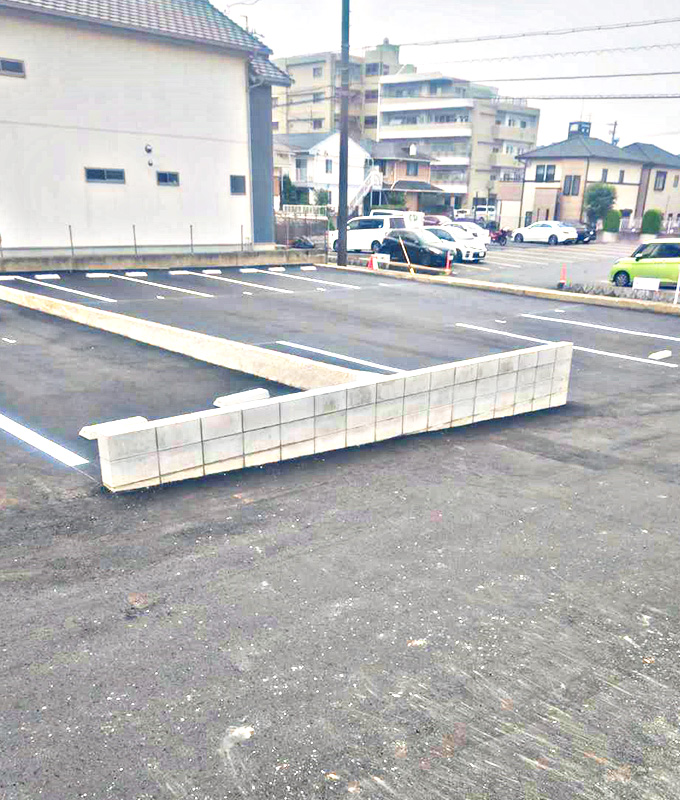 住宅2区画をアスファルト舗装の駐車場へ