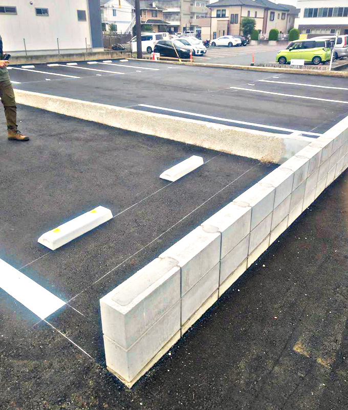 住宅2区画をアスファルト舗装の駐車場へ