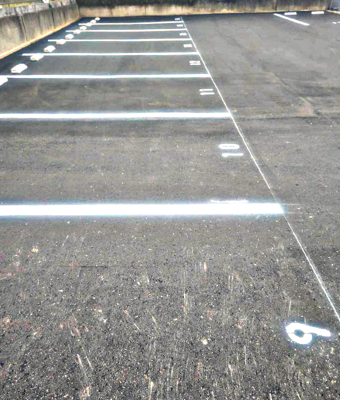 住宅2区画をアスファルト舗装の駐車場へ